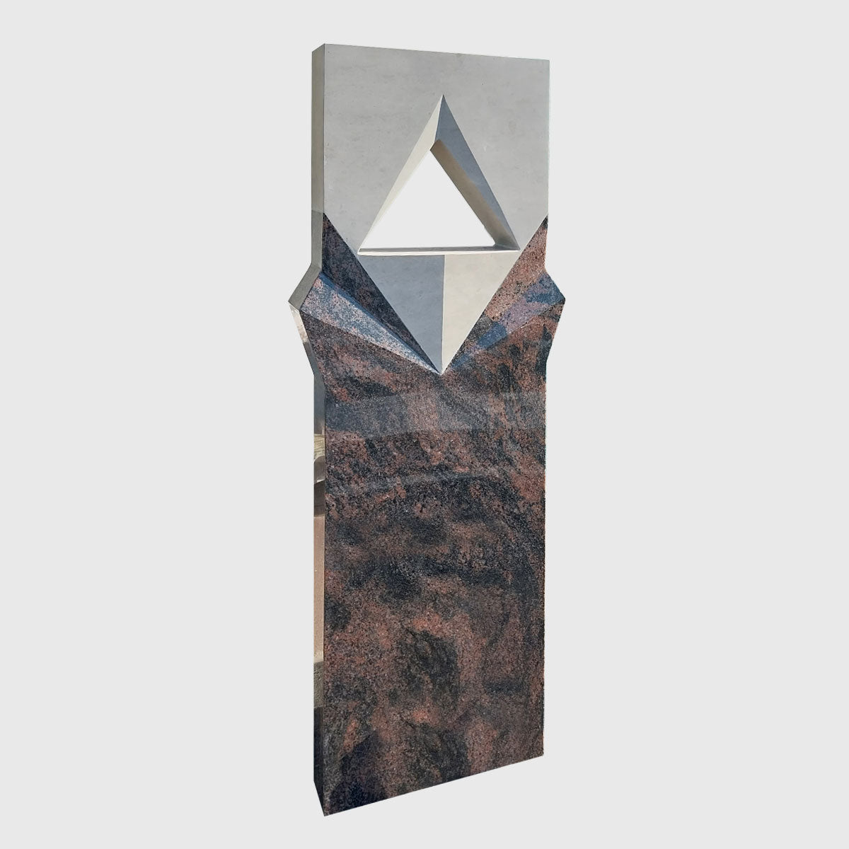 Moderner Grabstein aus Aurora Indisch Granit mit Ocean Beige Marmor und dreieckigem Durchbruch.