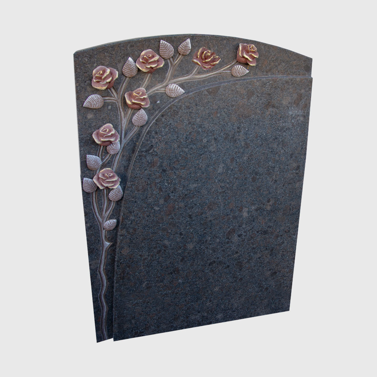 Grabstein aus Tan Brown Granit, matt geschliffen, mit Rosenornament.