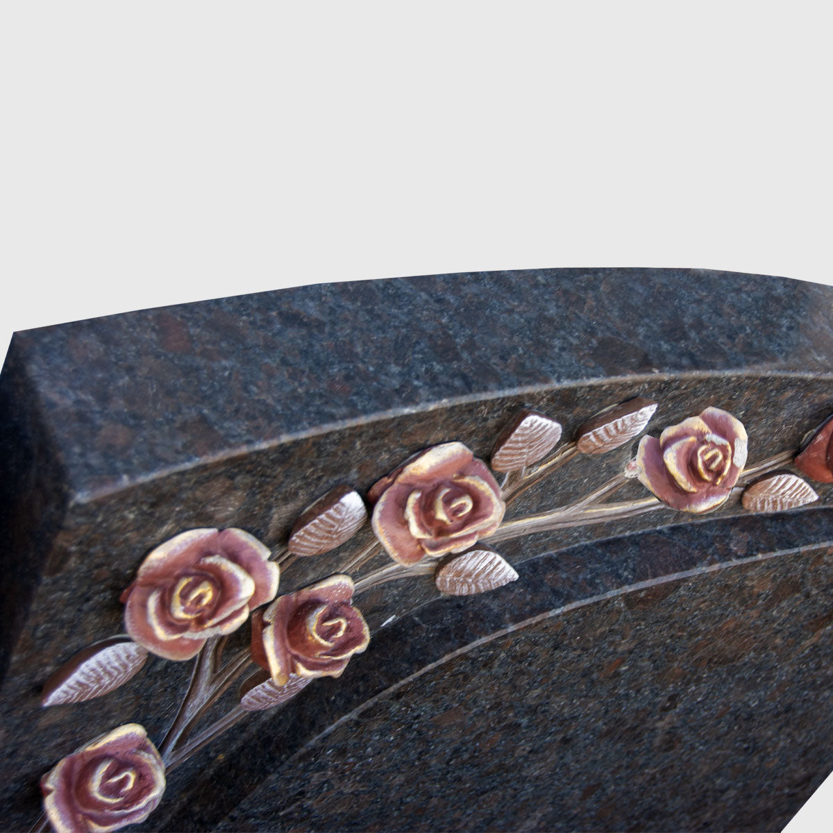 Grabstein aus Tan Brown Granit, matt geschliffen, mit Rosenornament.
