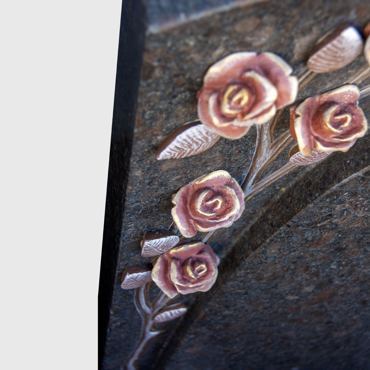 Grabstein aus Tan Brown Granit, matt geschliffen, mit Rosenornament.