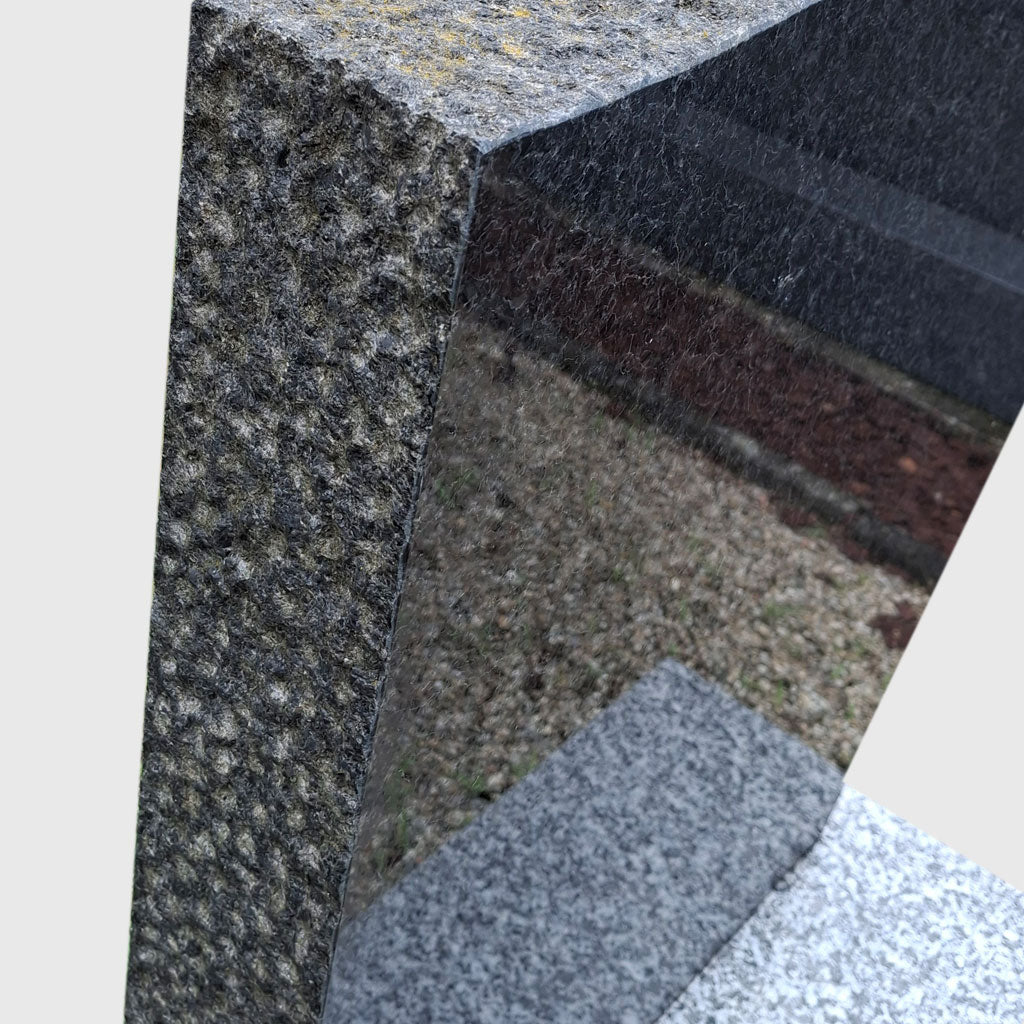 Grabstein Angola Nero mit Sockel aus Tarn Granit kaufen – stilvolles Grabmal aus hochwertigem Naturstein