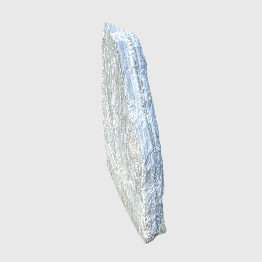 Natursteinfelsen aus Verde Bianco Kristall mit hellgrüner Struktur – Stone Lounge
