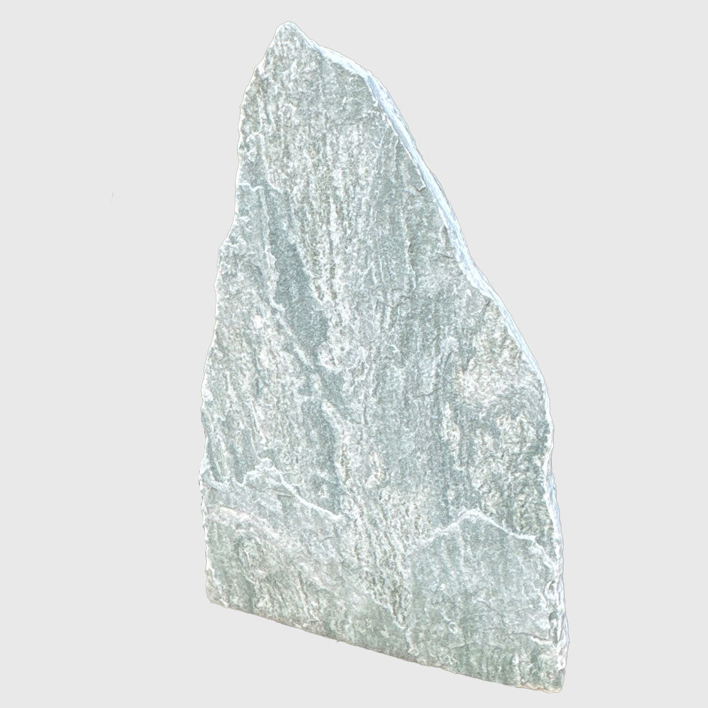 Natursteinfelsen aus Verde Bianco Kristall mit hellgrüner Struktur – Stone Lounge