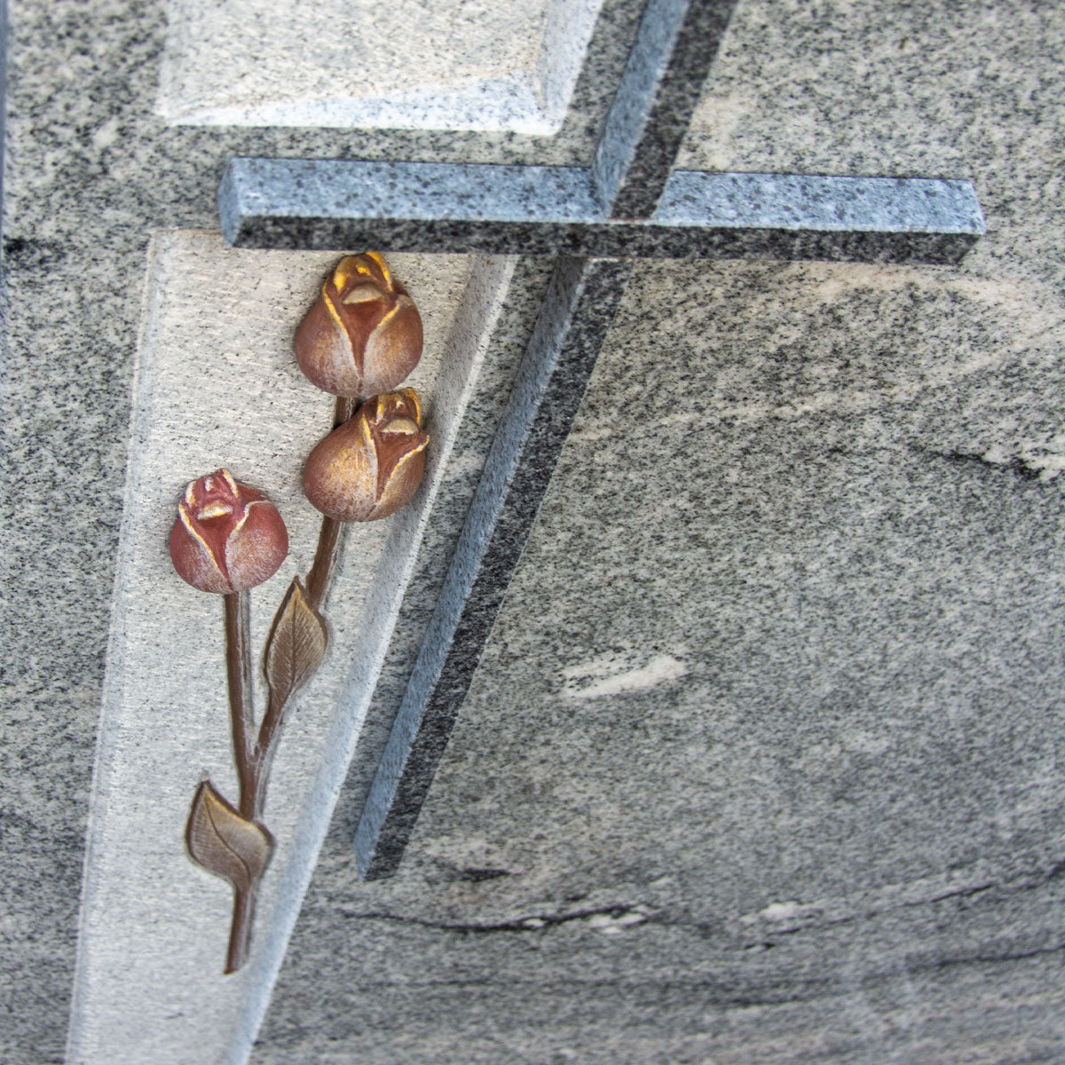 Grabstein Viscount White Granit mit Kreuz Gebhartser