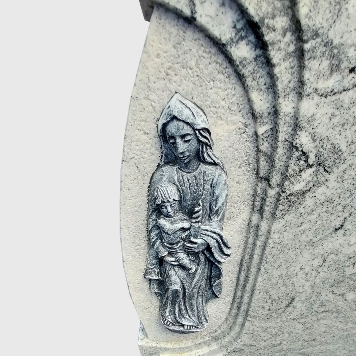 Grabstein aus Viscount White Granit mit Madonnenfigur und Kind.