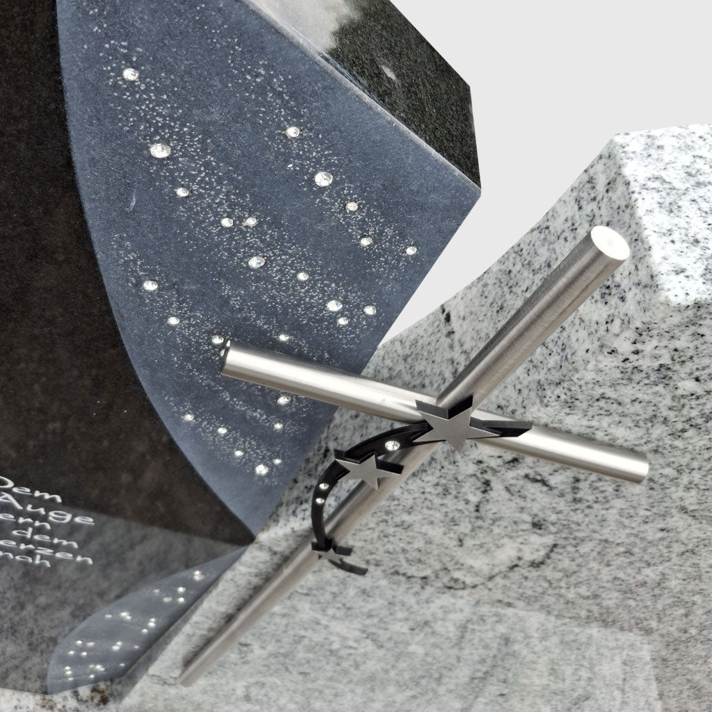 Urnengrabstein aus Viscount White und Premium Black Granit mit Edelstahlkreuz – Stone Lounge