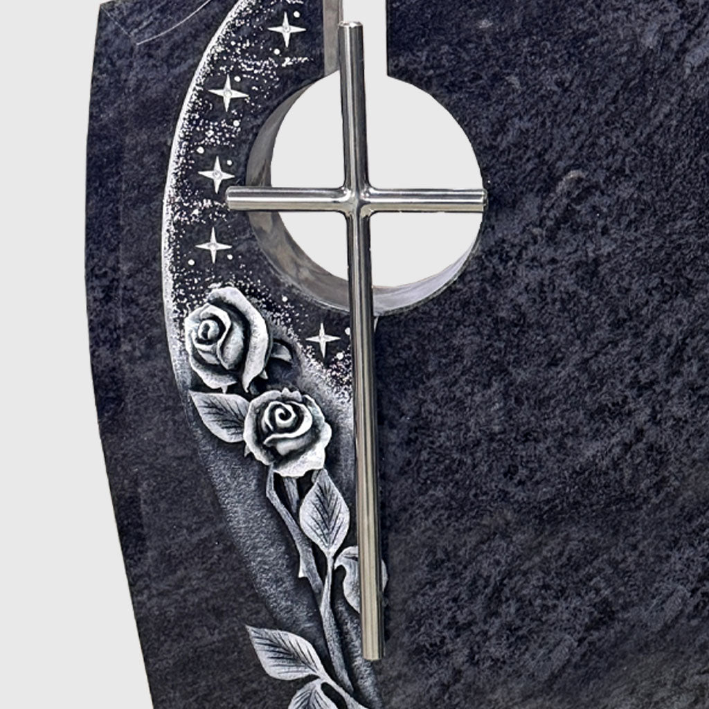 Moderner Grabstein aus Orion Blue Granit mit Edelstahlkreuz und Rosenornamenten für Einzelgrab