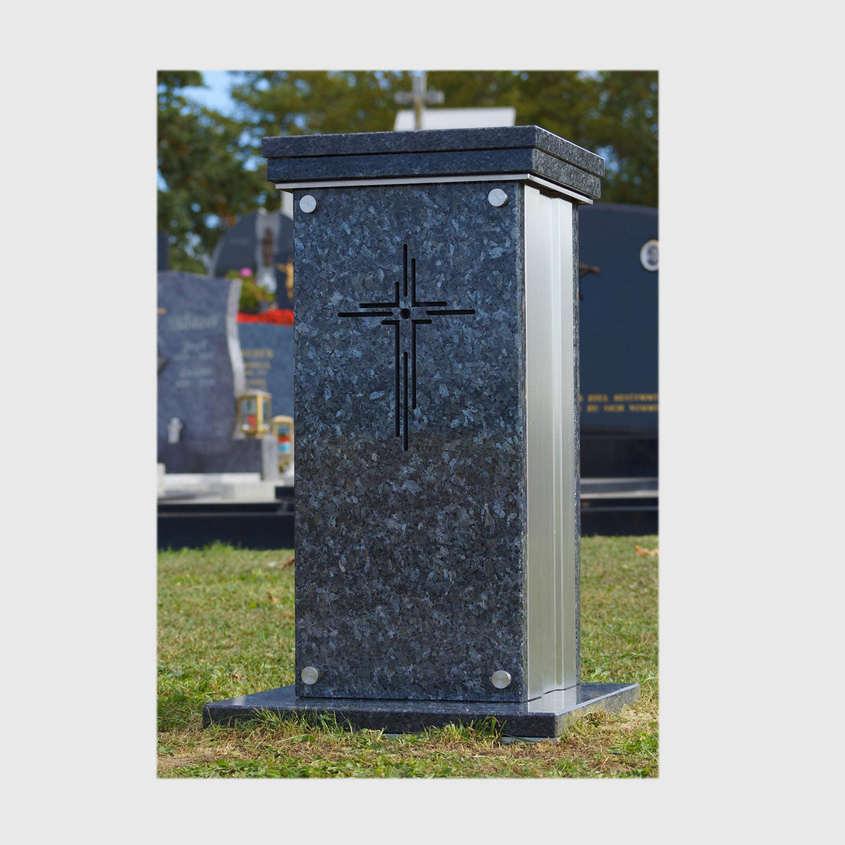 Urnensäule für Urnengrab, stilvoll und pflegeleicht