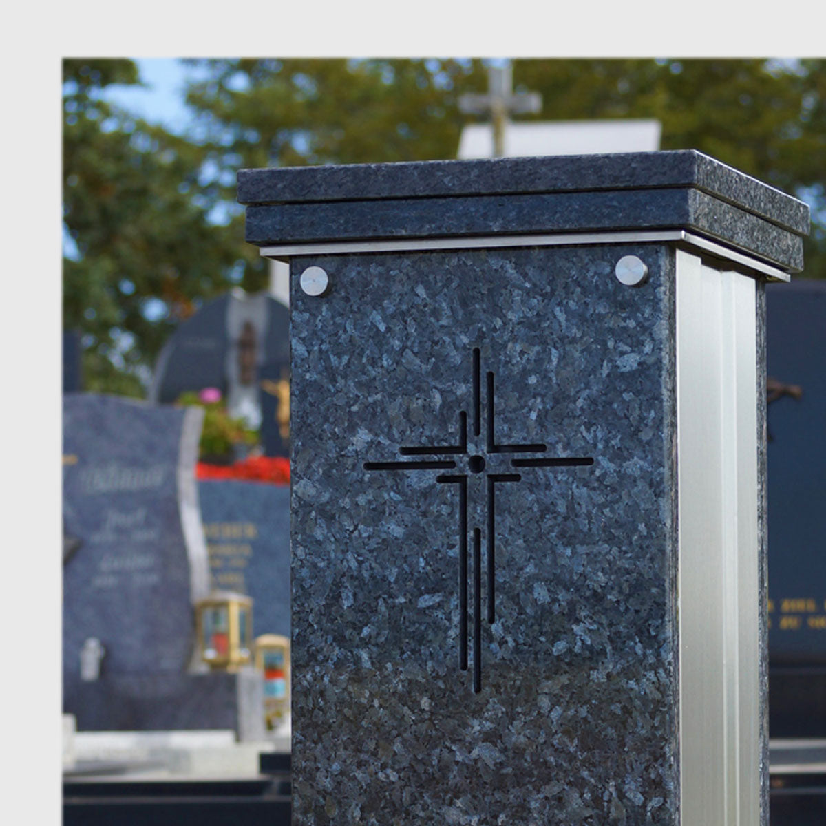 Urnensäule für Urnengrab, stilvoll und pflegeleicht