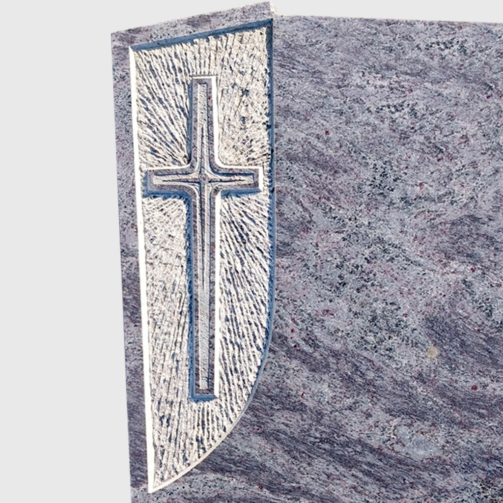 Grabstein aus Orion Blue Granit mit Kreuz-Ornament und strukturierter Oberfläche.