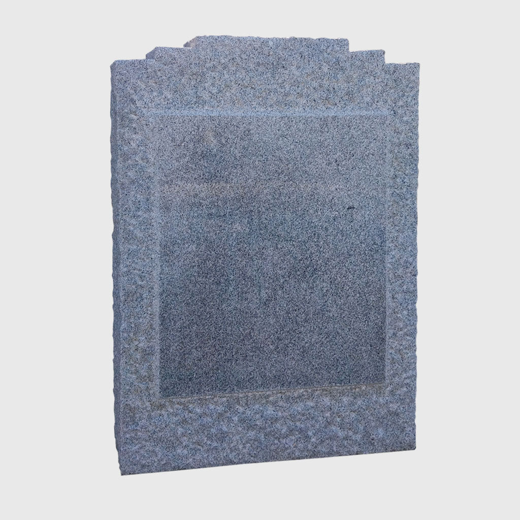 Einzelgrabstein Neuhauser Granit mit erhabener polierter Schriftfläche und gespitztem Rand