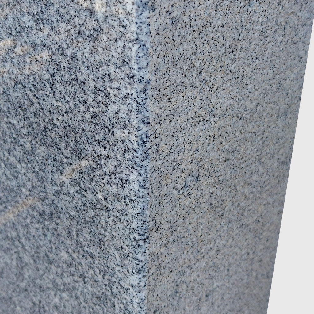 Neuhauser Granit Grabstein | polierte Vorderfläche & Facettenschliff