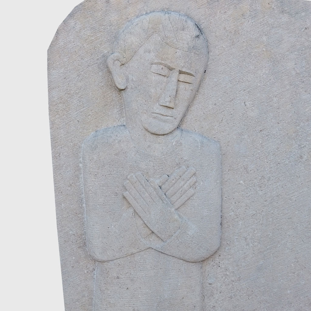 Grabstein aus Kalkstein mit eingearbeiteter Relieffigur