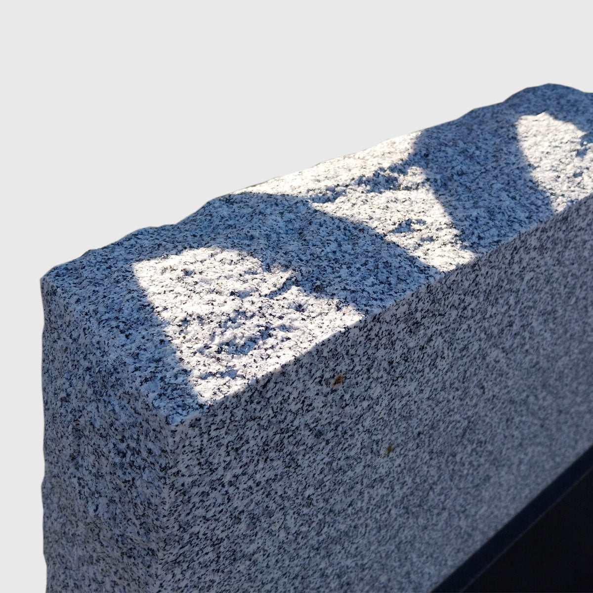 Grabstein aus Neuhauser Granit mit massivem Schwarzschwedischem Kern – Stone Lounge