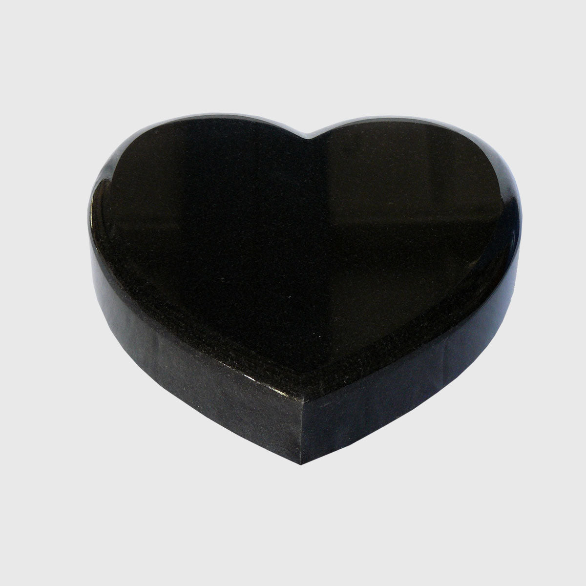 Poliertes Herz aus Premium Black Granit als eleganter Grabschmuck aus schwarzem Naturstein