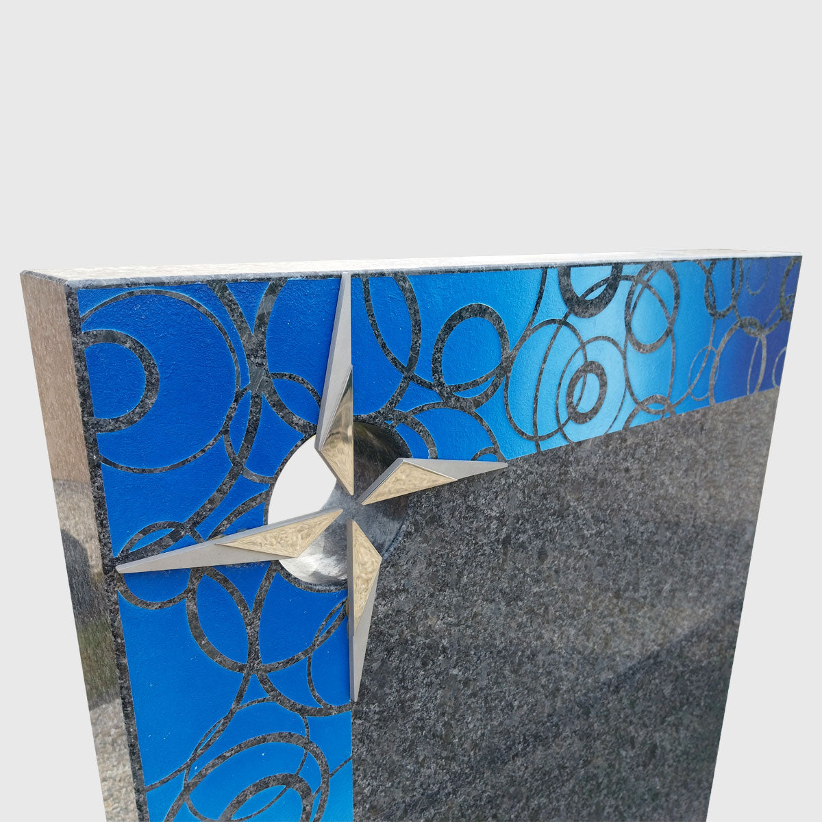 Grabstein und Sockel aus Steel Grey Granit