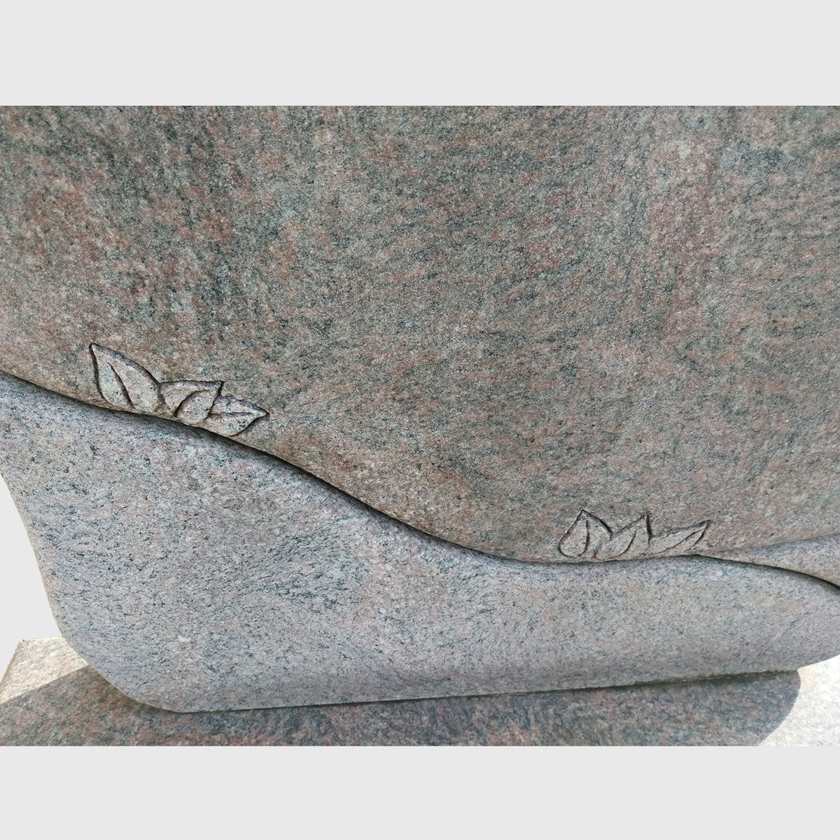 Grabstein und Sockel aus Lila Gerais Granit