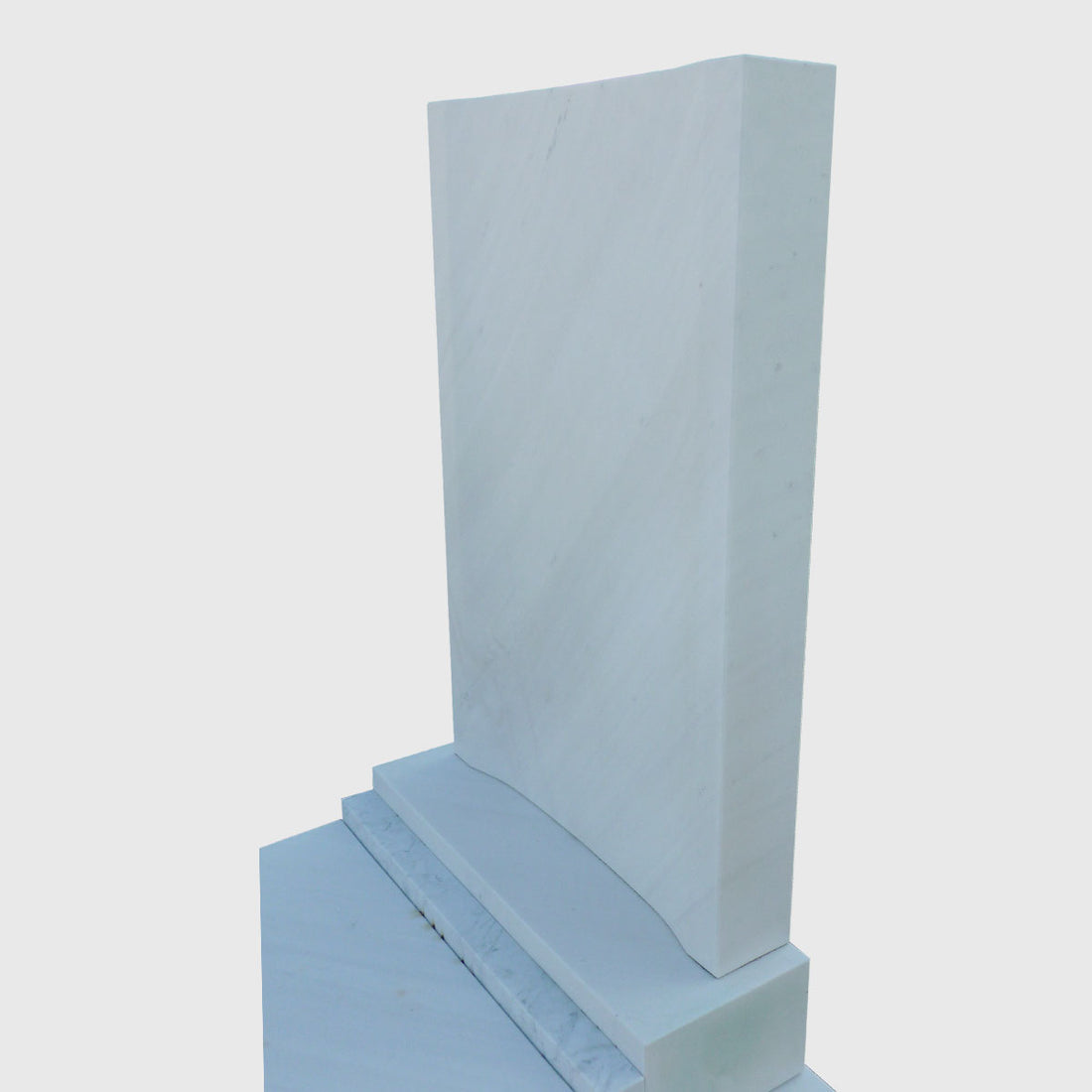 Grabanlage aus weißen Marmor, Renoviert mit Deckplatte