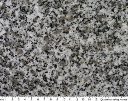 Grabstein aus Premium Black Granit mit Tarn Granit Sockel