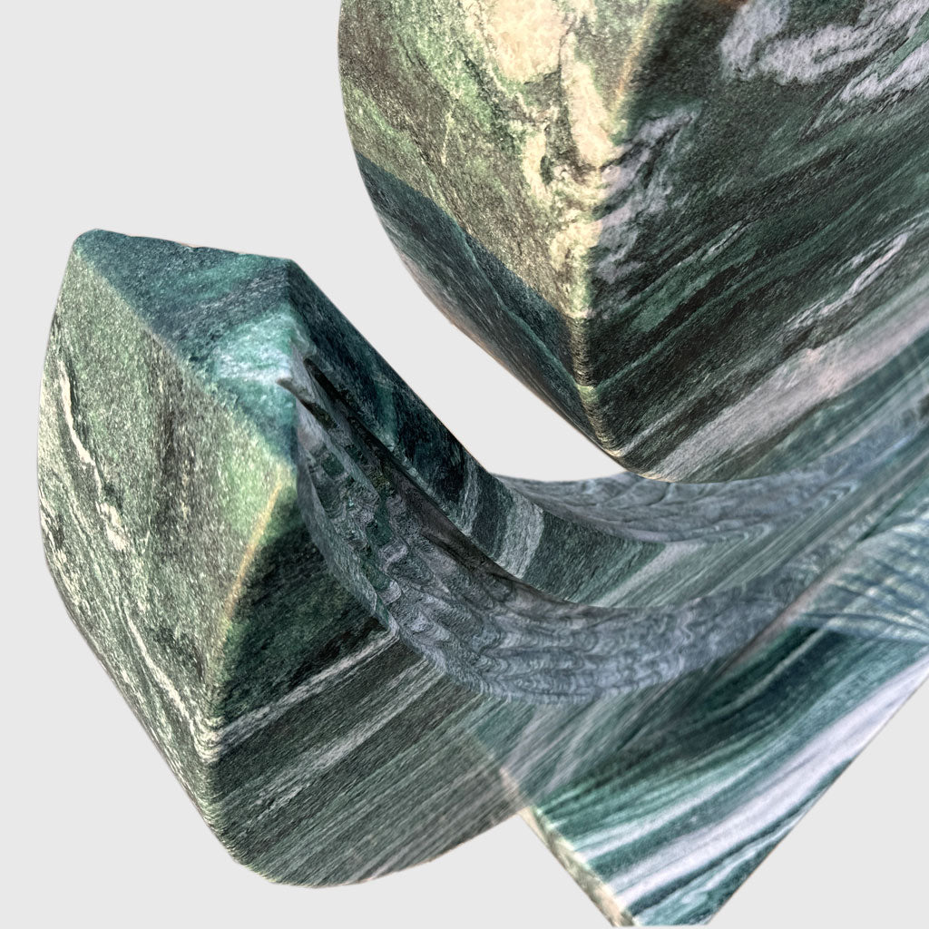 Grabmal aus Atlantis Granit, poliert mit Edelstahlkugel und Ornamentik im Sockel – Stone Lounge