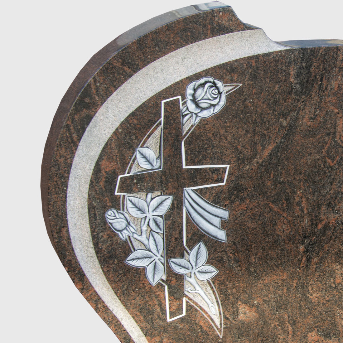Grabstein im Breitformat aus indischem Aurora Granit mit Kreuz- und Rosenornament – Naturstein-Grabmal für Doppelgräber