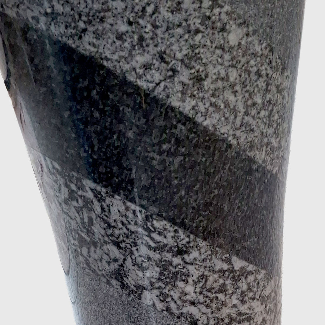 Bodenvase aus österreichischem Granit – handgefertigte Steinvase von Stone Lounge