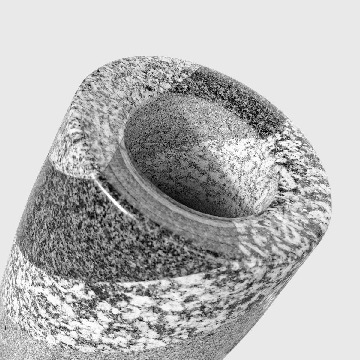 Gebogene Bodenvase aus österreichischem Granit – handgefertigtes Unikat von Stone Lounge