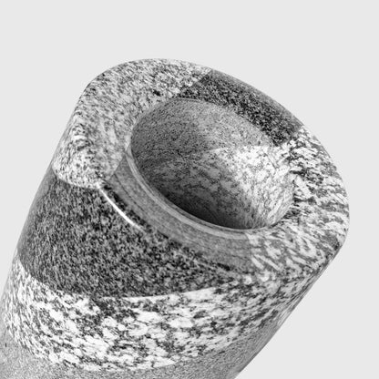 Gebogene Bodenvase aus österreichischem Granit – handgefertigtes Unikat von Stone Lounge