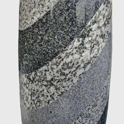 Gebogene Bodenvase aus österreichischem Granit – handgefertigtes Unikat von Stone Lounge