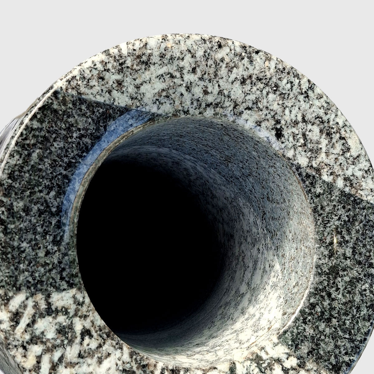 Gebogene Bodenvase aus österreichischem Granit – handgefertigtes Unikat von Stone Lounge