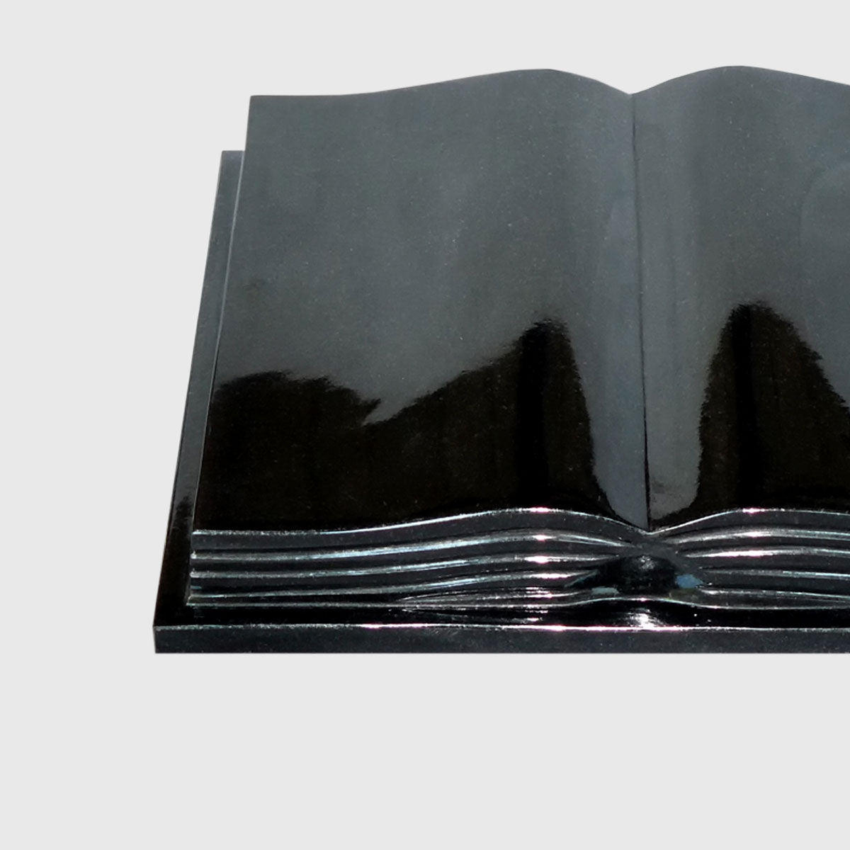 Granitbuch aus Premium Black Granit in aufgeschlagener Buchform mit polierter Oberfläche und fein ausgearbeiteten Buchseiten, ohne Gravur.