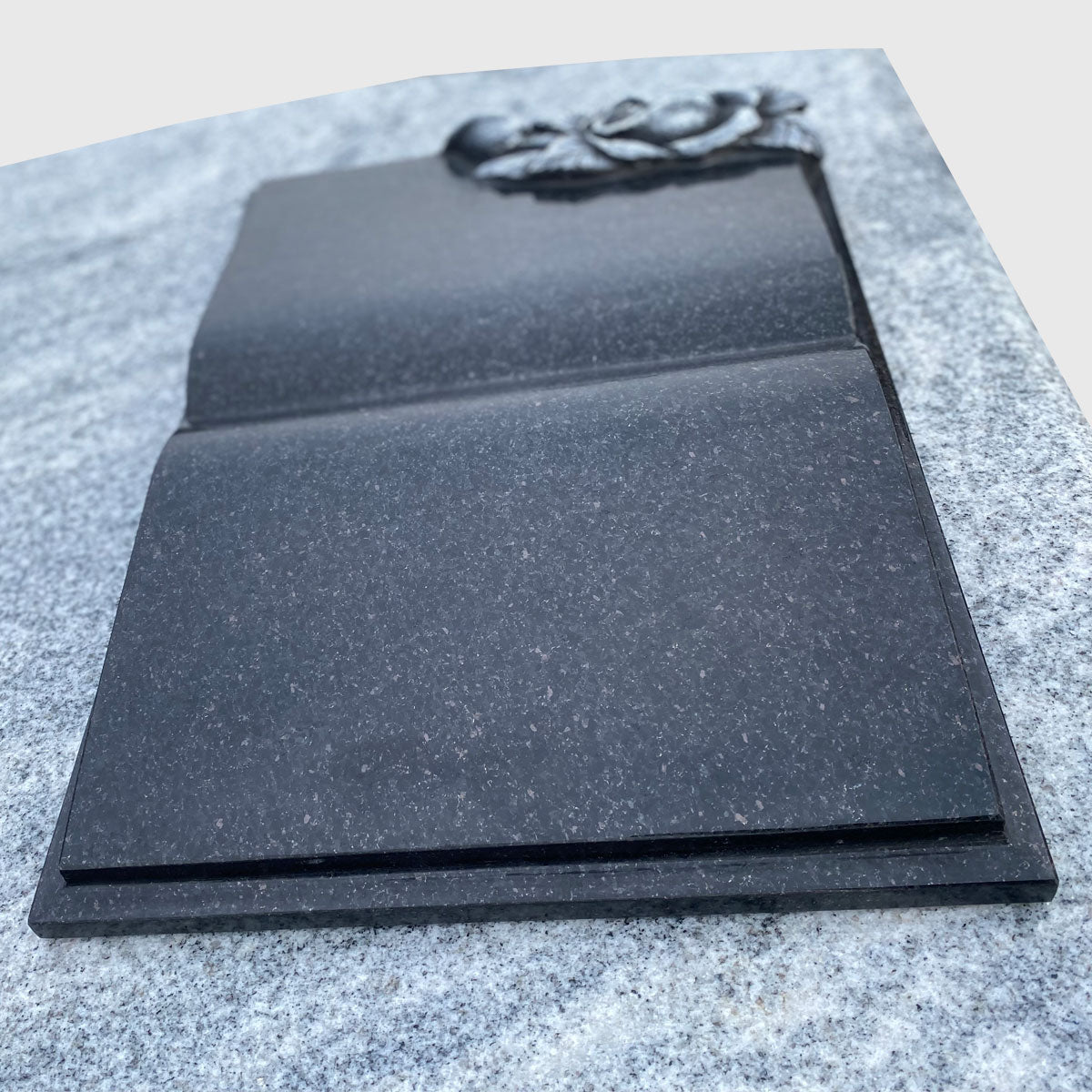Liegestein Buch aus  Star Galaxy Granit mit Rosenornament