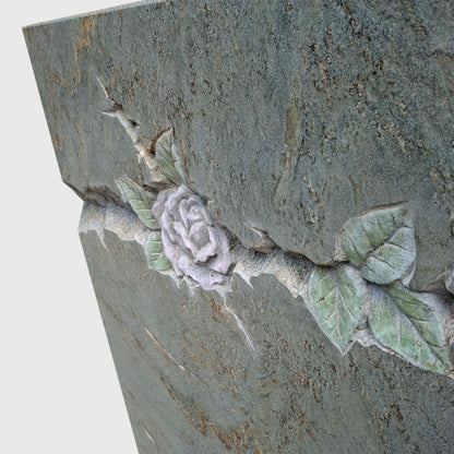Grabstein mit Sockel aus Dorfergrün Granit mit Rose – modern &amp; pflegeleicht