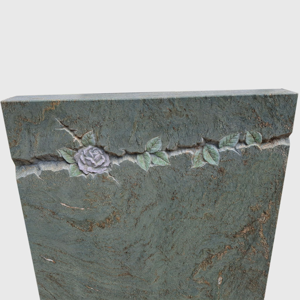 Grabstein mit Sockel aus Dorfergrün Granit mit Rose – modern &amp; pflegeleicht