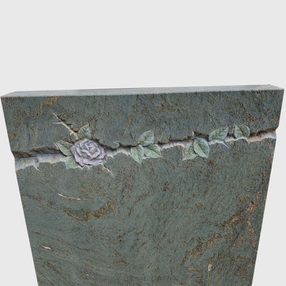 Grabstein mit Sockel aus Dorfergrün Granit mit Rose – modern &amp; pflegeleicht