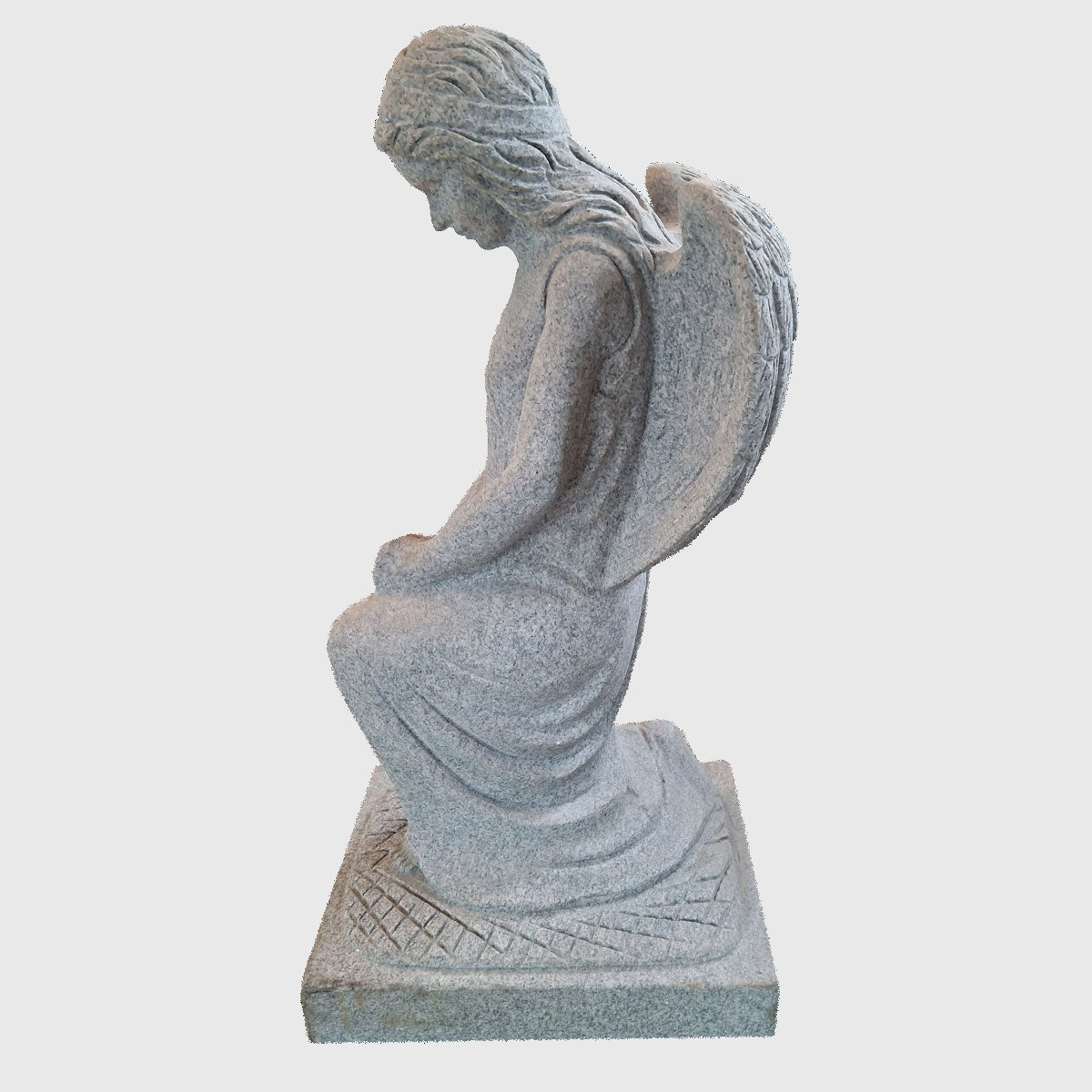 Engel Figur aus Padang Hell Granit kaufen – detailreiche Grabskulptur als stilvoller Grabschmuck