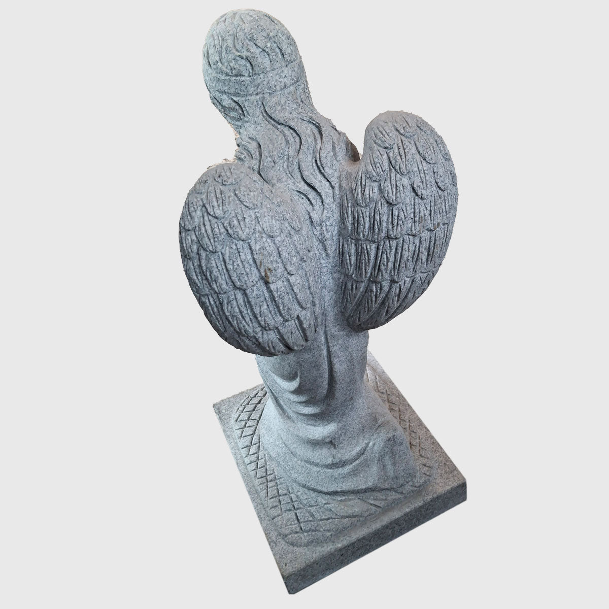Engel Figur aus Padang Hell Granit kaufen – detailreiche Grabskulptur als stilvoller Grabschmuck