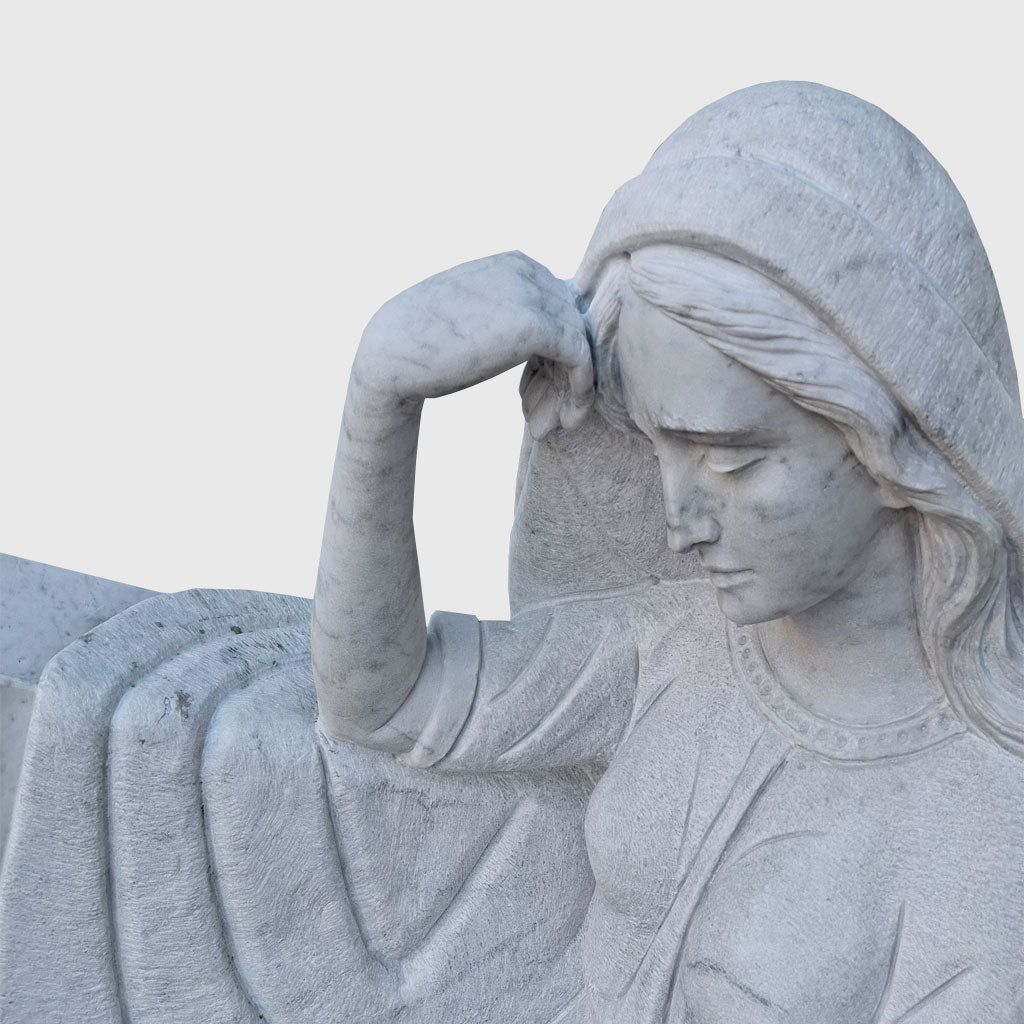 Carrara Marmor Skulptur „Trauernde Frau“ – Grabmal &amp; Gedenkstatue
