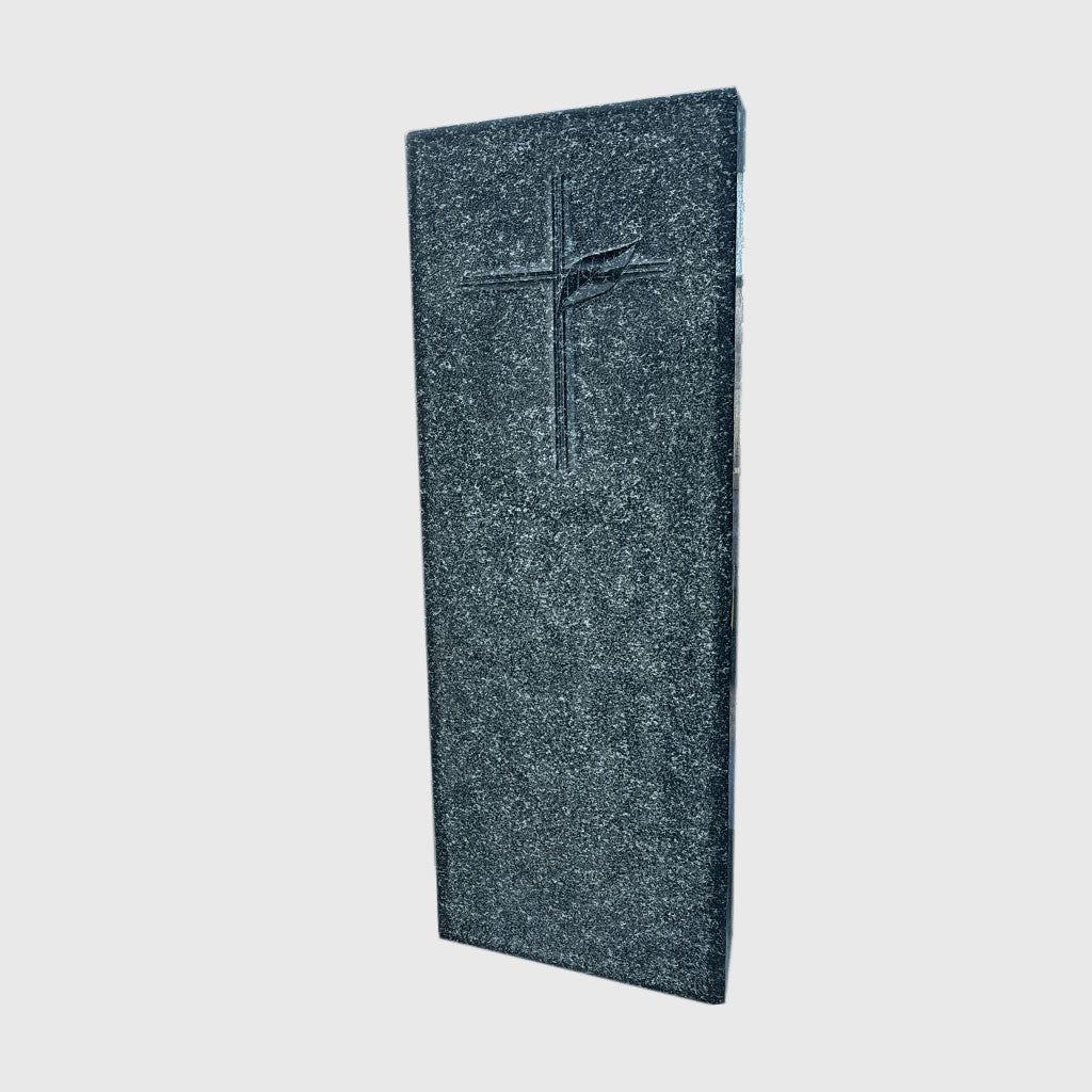 Grabstein aus Hassan Green Granit mit erhaben gearbeitetem Kreuz und gestockter Oberfläche – würdevoller Naturstein in Stelenform
