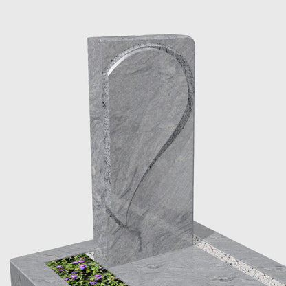 Grabanlage aus Viscount White Granit mit Herzmotiv im Grabstein und passend geformtem Deckel