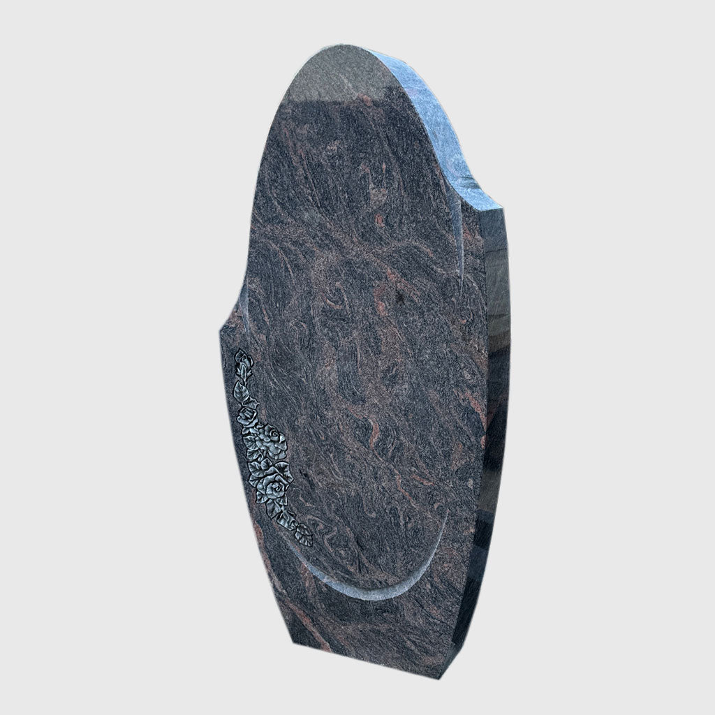 Stele aus Himalaya Granit mit rot-brauner Maserung und floralem Ornament – elegantes Naturstein-Grabmal
