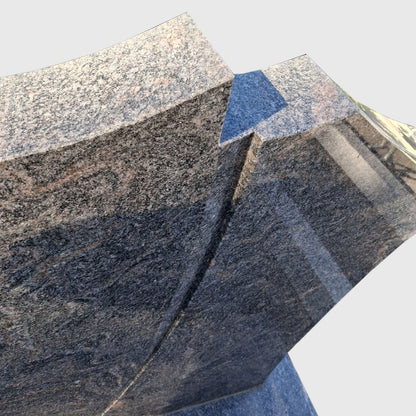 Einzelgrab aus Himalaya Granit – geschwungene Vertiefung &amp; edles Design