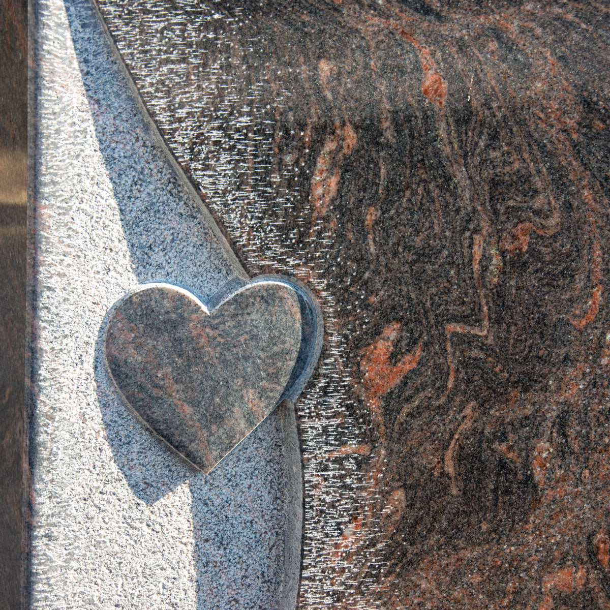 Stele aus Himalaya Granit mit Herzmotiv und geschwungener Form