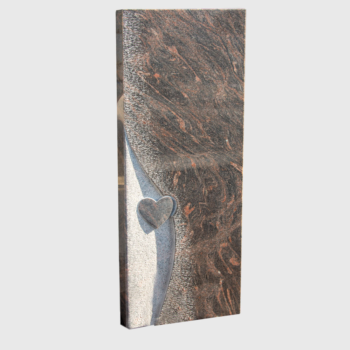 Stele aus Himalaya Granit mit Herzmotiv und geschwungener Form