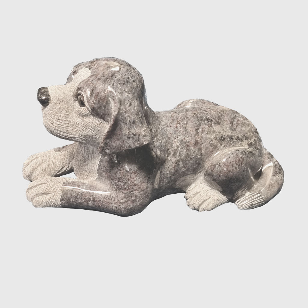 Hund Figur aus Orion Blue Granit kaufen – detailreiche Steinskulptur in Handarbeit gefertigt