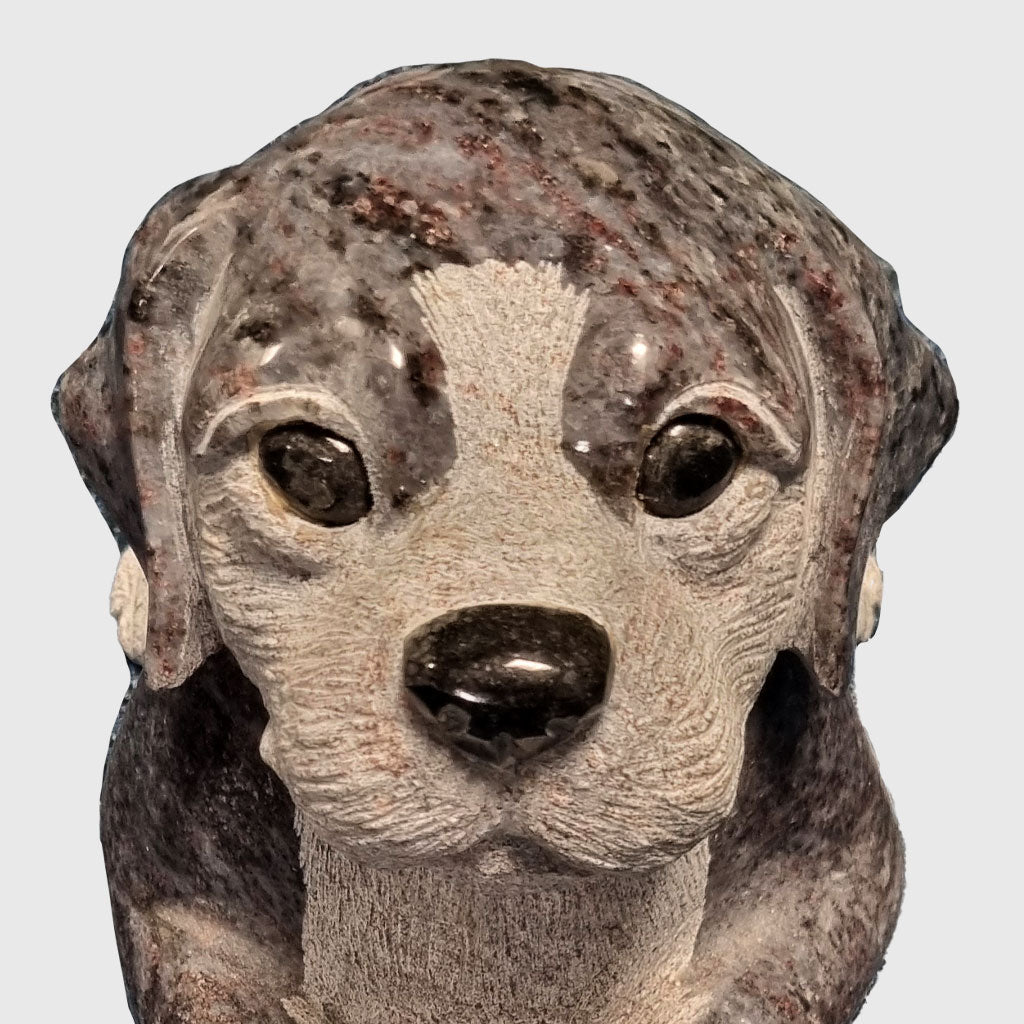 Hund Figur aus Orion Blue Granit kaufen – detailreiche Steinskulptur in Handarbeit gefertigt