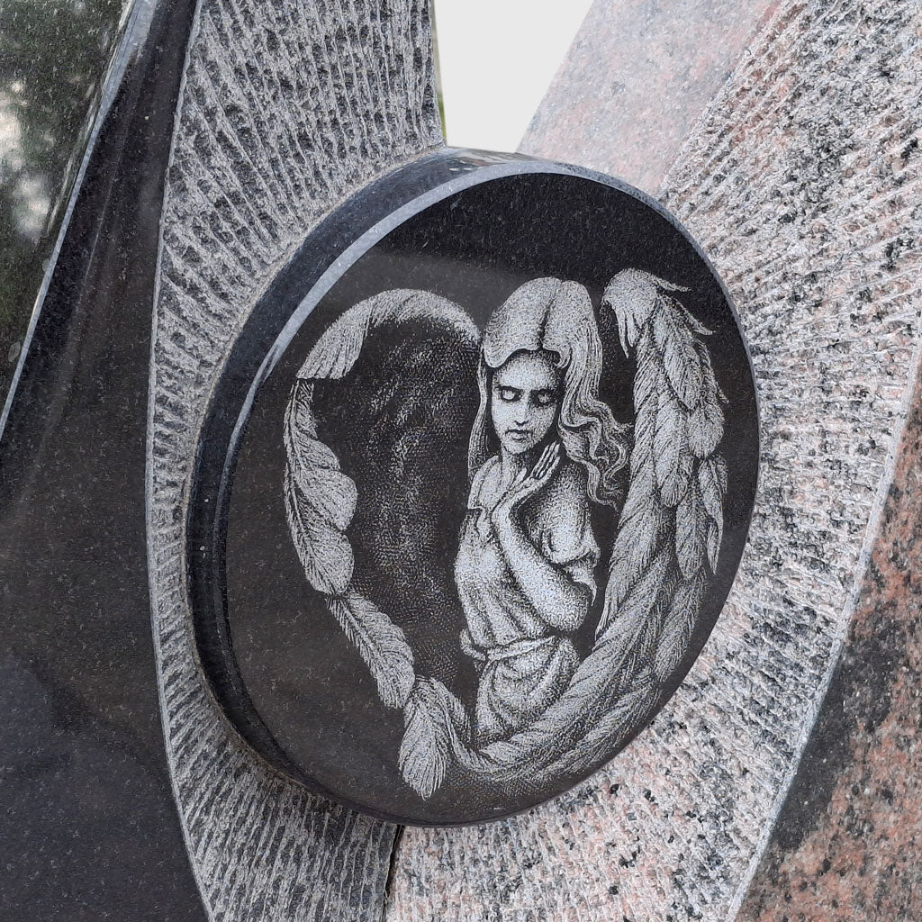 Grabmal aus Aurora- und Premium Black Granit, zweiteilig mit Engel-Ornament Ritzbild – Stone Lounge