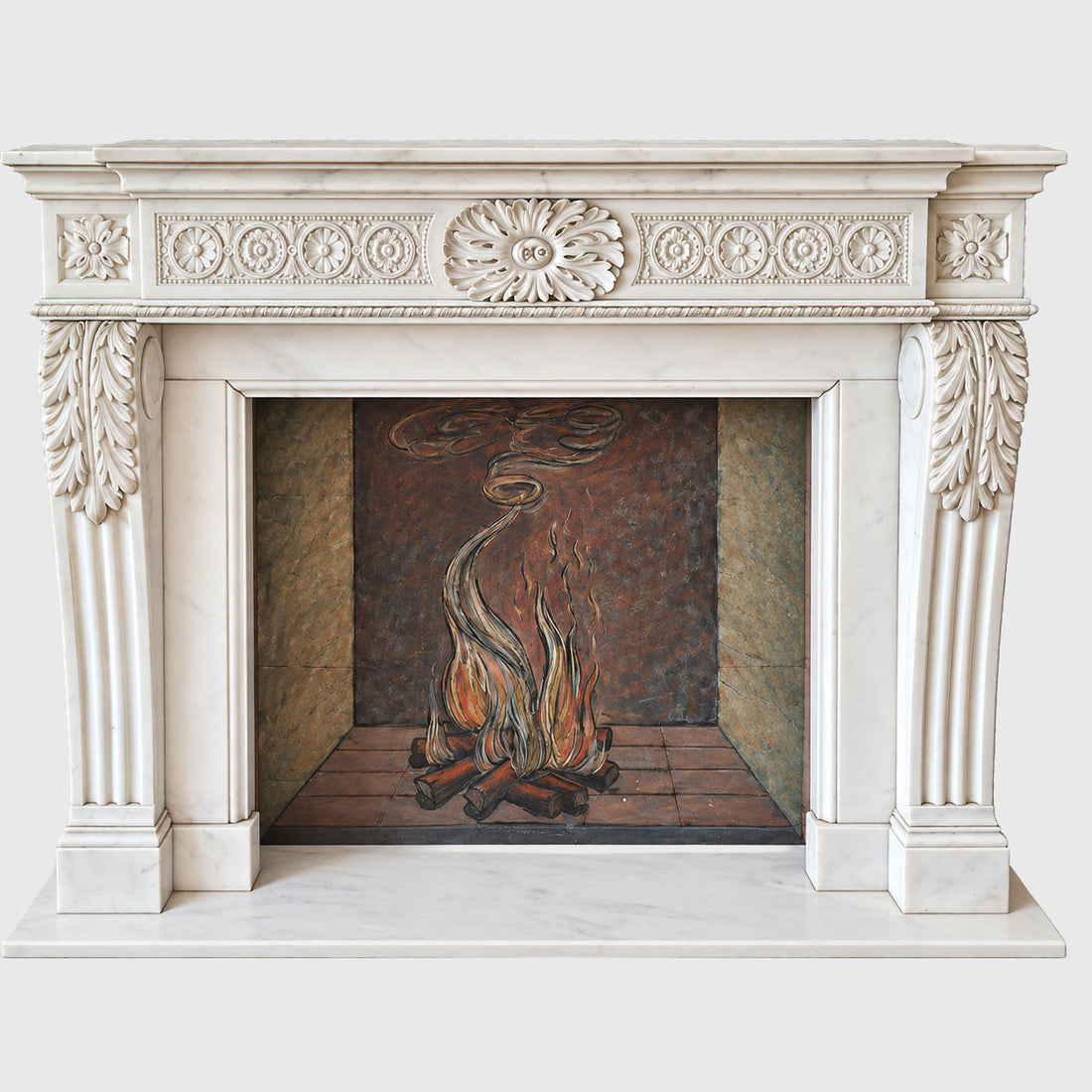 Exklusive Kaminverkleidung aus Carrara-Marmor mit floralen Reliefs und kunstvoll gearbeiteten Ornamenten