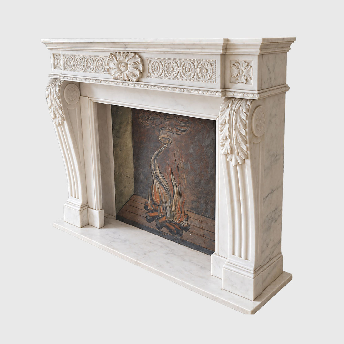 Exklusive Kaminverkleidung aus Carrara-Marmor mit floralen Reliefs und kunstvoll gearbeiteten Ornamenten