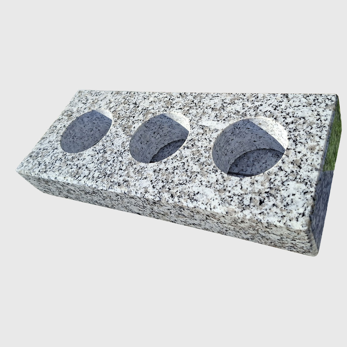 Kerzenhalter aus Granit für drei Grabkerzen mit drei Bohrungen Ø 8 cm